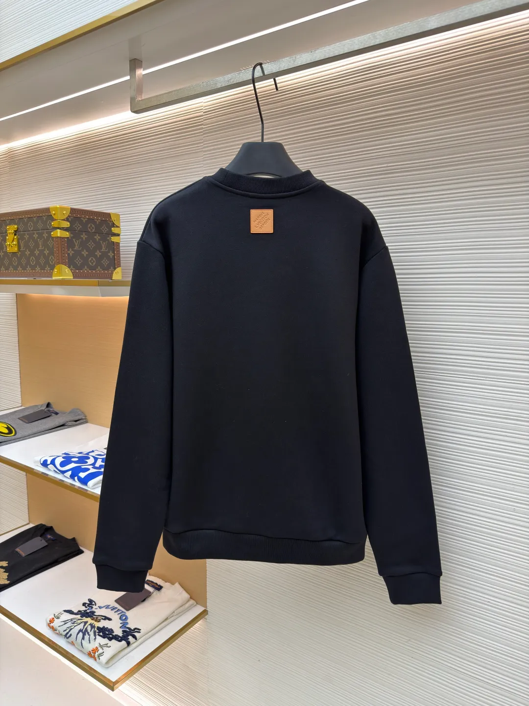 LOUIS VUITTON crown long-sleeved sweatshirt ●Item number: 1681307-A70 ●Material: 100% cotton fabric ●Technology: Thick needle embroidery production ●Color: black ●Version: Fitted version ●Weight: about 550 grams ●Size: XS-S-M-L ●Description: Made of customized YB native cotton fabric, the texture is soft and breathable, comfortable and stylish to wear. The oversized loose fit is combined with the round neck pullover sweatshirt cut to create a classic casual style. The fabric has been specially treated to maintain the skin-friendly properties of cotton and improve the overall crispness. Thick line embroidery is used on the front and back to present the brand logo. The unique knitting technique creates a realistic hand-knitted visual effect. Every embroidery detail is strictly controlled to ensure that the stitches are even and fine, and the pattern is clear and delicate. The overall wiring is straight and delicate, the fabric is comfortable and soft, and the color is consistent without color difference. It can be matched with the same style to create a fashionable look and control various occasions. Customized accessories, complete with three standards, same style for men and women!
